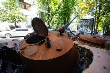 Kyiv, Ukrayna - 1 Haziran 2022: Ukrayna 'nın Ukrayna kentindeki Ulusal Askeri Tarih Müzesi yakınlarında imha edilmiş Rus askeri teçhizatı sergisi
