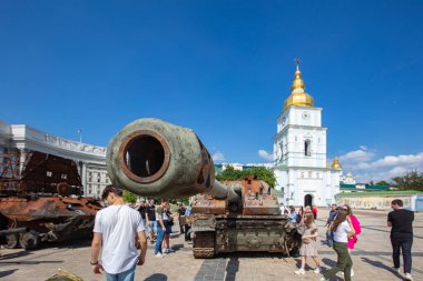 Kyiv, Ukrayna - 1 Haziran 2022: Ukrayna 'nın başkenti Kyiv' deki Aziz Michael Meydanı 'nda imha edilmiş Rus askeri teçhizatı sergisi