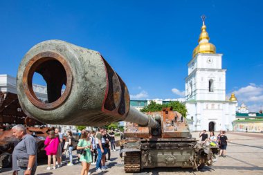 Kyiv, Ukrayna - 1 Haziran 2022: Ukrayna 'nın başkenti Kyiv' deki Aziz Michael Meydanı 'nda imha edilmiş Rus askeri teçhizatı sergisi