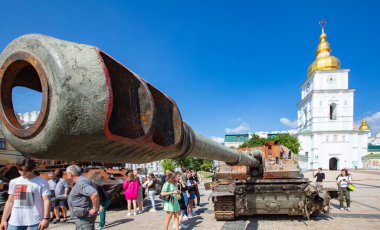 Kyiv, Ukrayna - 1 Haziran 2022: Ukrayna 'nın başkenti Kyiv' deki Aziz Michael Meydanı 'nda imha edilmiş Rus askeri teçhizatı sergisi