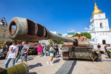 Kyiv, Ukrayna - 1 Haziran 2022: Ukrayna 'nın başkenti Kyiv' deki Aziz Michael Meydanı 'nda imha edilmiş Rus askeri teçhizatı sergisi