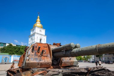 Kyiv, Ukrayna - 1 Haziran 2022: Ukrayna 'nın başkenti Kyiv' deki Aziz Michael Meydanı 'nda imha edilmiş Rus askeri teçhizatı sergisi