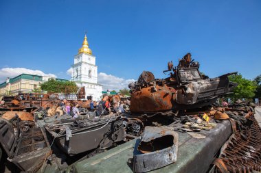 Kyiv, Ukrayna - 1 Haziran 2022: Ukrayna 'nın başkenti Kyiv' deki Aziz Michael Meydanı 'nda imha edilmiş Rus askeri teçhizatı sergisi