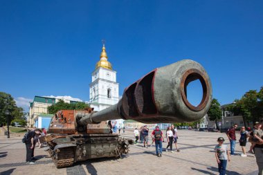 Kyiv, Ukrayna - 1 Haziran 2022: Ukrayna 'nın başkenti Kyiv' deki Aziz Michael Meydanı 'nda imha edilmiş Rus askeri teçhizatı sergisi