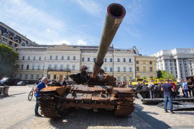 Kyiv, Ukrayna - 1 Haziran 2022: Ukrayna 'nın başkenti Kyiv' deki Aziz Michael Meydanı 'nda imha edilmiş Rus askeri teçhizatı sergisi
