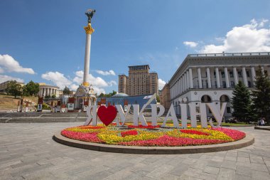 Kyiv, Ukrayna - 1 Haziran 2021: Kyiv 'deki Bağımsızlık Meydanı. Ukrayna işaretlerine bayılırım.