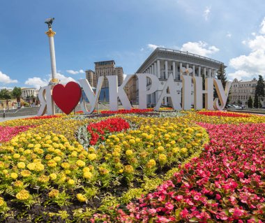 Kyiv, Ukrayna - 1 Haziran 2021: Kyiv 'deki Bağımsızlık Meydanı. Ukrayna işaretlerine bayılırım.