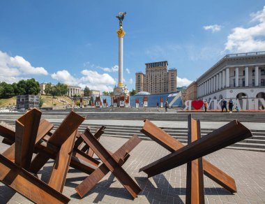 Kyiv, Ukrayna - 1 Haziran 2021: Rusya savaşı sırasında Çek kirpi ile Kyiv 'de Bağımsızlık Anıtı