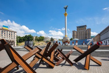 Kyiv, Ukrayna - 1 Haziran 2021: Rusya savaşı sırasında Çek kirpi ile Kyiv 'de Bağımsızlık Anıtı