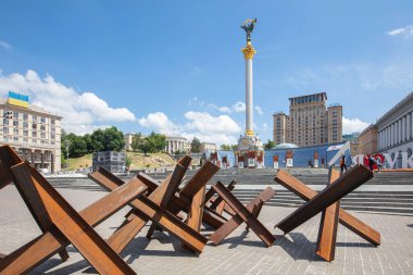 Kyiv, Ukrayna - 1 Haziran 2021: Rusya savaşı sırasında Çek kirpi ile Kyiv 'de Bağımsızlık Anıtı