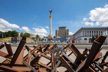 Kyiv, Ukrayna - 1 Haziran 2021: Rusya savaşı sırasında Çek kirpi ile Kyiv 'de Bağımsızlık Anıtı