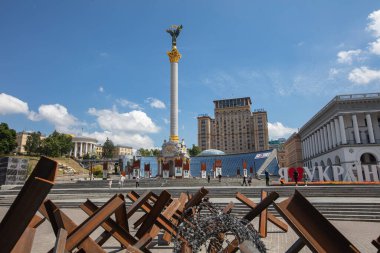 Kyiv, Ukrayna - 1 Haziran 2021: Rusya savaşı sırasında Çek kirpi ile Kyiv 'de Bağımsızlık Anıtı