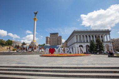 Kyiv, Ukrayna - 1 Haziran 2021: Kyiv 'deki Bağımsızlık Meydanı. Ukrayna işaretlerine bayılırım.