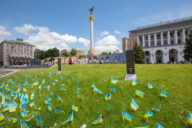 Kyiv, Ukrayna - 1 Haziran 2021: Çimenler Kyiv 'deki Bağımsızlık Anıtı yakınlarında küçük ulusal bayraklarla süslendi