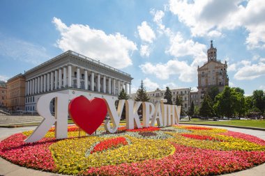 Kyiv, Ukrayna - 1 Haziran 2021: Kyiv 'deki Bağımsızlık Meydanı. Ukrayna işaretlerine bayılırım.