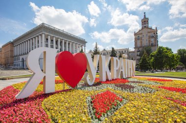 Kyiv, Ukrayna - 1 Haziran 2021: Kyiv 'deki Bağımsızlık Meydanı. Ukrayna işaretlerine bayılırım.