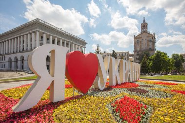 Kyiv, Ukrayna - 1 Haziran 2021: Kyiv 'deki Bağımsızlık Meydanı. Ukrayna işaretlerine bayılırım.