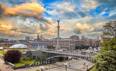 Kyiv, Ukrayna - 1 Haziran 2021: Kyiv 'deki Bağımsızlık Anıtı