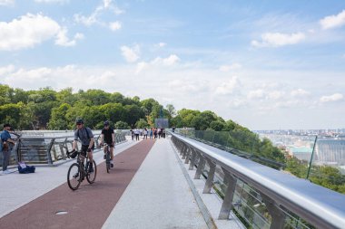 Kyiv, Ukrayna - 1 Haziran 2022: Ukrayna 'nın başkenti Kyiv' de Saint Volodymyr 'de yaya ve bisiklet köprüsü