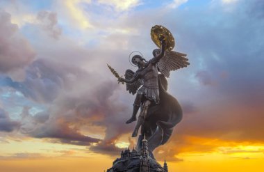 Kyiv, Ukrayna - 1 Haziran 2022: Ukrayna 'nın başkenti Kyiv' deki Volodymyr Tepesi 'nde Başmelek Michael' ın heykeli