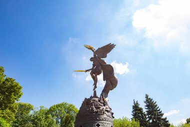 Kyiv, Ukrayna - 1 Haziran 2022: Ukrayna 'nın başkenti Kyiv' deki Volodymyr Tepesi 'nde Başmelek Michael' ın heykeli