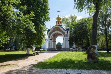Kyiv, Ukrayna - 1 Haziran 2022: Ukrayna 'nın başkenti Kyiv' deki St. Michael 's Golden-Domed Manastırı yakınlarındaki Şapel