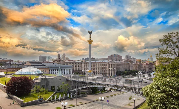 Kyiv, Ukrayna - 1 Haziran 2021: Kyiv 'deki Bağımsızlık Anıtı