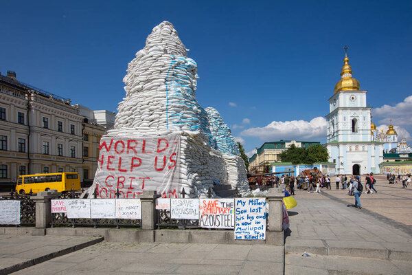 Киев, Украина - 1 июня 2022 года: Охрана памятника княгине Ольге, св. Андрею Кирилл и Мефодий во время русской войны