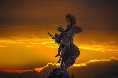 Kyiv, Ukrayna - 1 Haziran 2022: Ukrayna 'nın başkenti Kyiv' deki Volodymyr Tepesi 'nde Başmelek Michael' ın heykeli