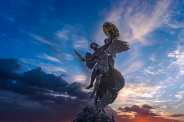 Kyiv, Ukrayna - 1 Haziran 2022: Ukrayna 'nın başkenti Kyiv' deki Volodymyr Tepesi 'nde Başmelek Michael' ın heykeli