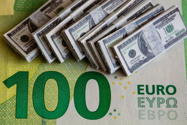 Paczki Miniaturowych Banknotów 100 Dolarowych Tle Banknotów 100 Euro Celów — Zdjęcie stockowe
