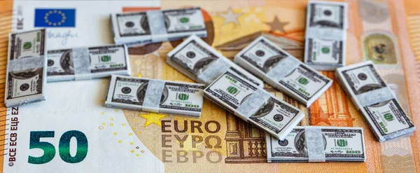 Fajos Billetes Miniatura 100 Dólares Sobre Fondo Billetes Euros Con — Foto de Stock
