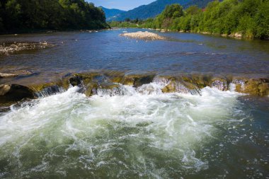 Skole Beskids Ulusal Doğa Parkı. Opir Nehri 'ndeki İHA' dan görüntüle