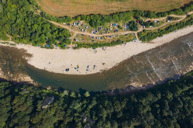 Skole Beskids Ulusal Doğa Parkı. Opir Nehri plajındaki insansız hava aracı görüntüsü