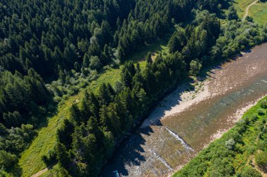 Skole Beskids Ulusal Doğa Parkı. Opir Nehri 'ndeki İHA' dan görüntüle