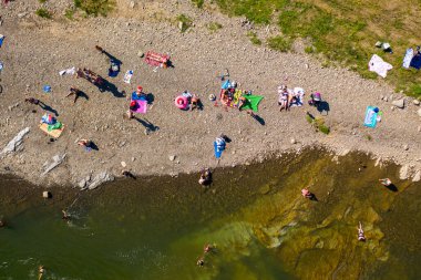 Skole Beskids Ulusal Doğa Parkı. Opir Nehri plajındaki insansız hava aracı görüntüsü