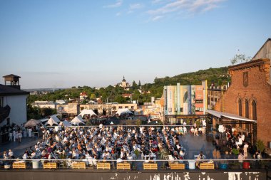 Lviv, Ukrayna - 20 Mayıs 2021: Bölge ve konser! FESTREPUBLIC Klübü