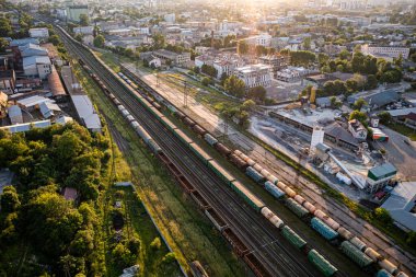 Lviv, Ukrayna 'daki İHA' dan kargo trenlerinin hava görüntüsü