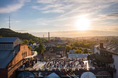 Lviv, Ukrayna - 20 Mayıs 2021: Bölge ve konser! FESTREPUBLIC Klübü