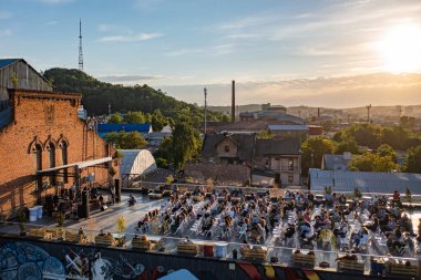 Lviv, Ukrayna - 20 Mayıs 2021: Bölge ve konser! FESTREPUBLIC Klübü