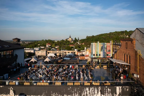 Lviv, Ukrayna - 20 Mayıs 2021: Bölge ve konser! FESTREPUBLIC Klübü