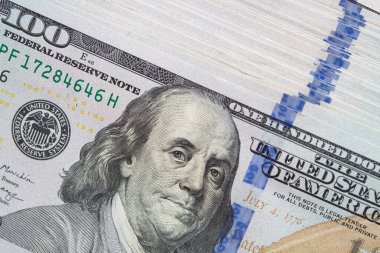 Tasarım amaçlı beyaz arkaplan üzerine 100 dolarlık banknotlar yığın