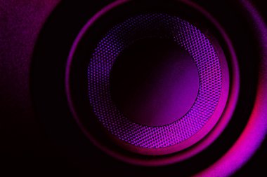 Hoparlörlerin tasarım amacı için duvar kağıdı olarak kapatılması