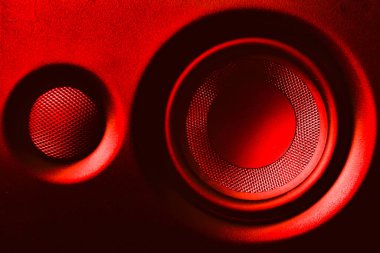 Hoparlörlerin tasarım amacı için duvar kağıdı olarak kapatılması