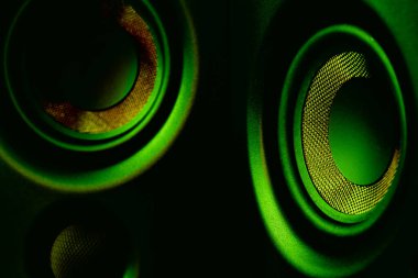 Hoparlörlerin tasarım amacı için duvar kağıdı olarak kapatılması