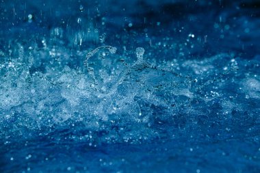 Tasarım amaçlı olarak havuzda suyun yakınlaştırılması