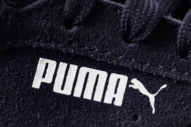 Herzogenaurach, Almanya - 5 Mayıs 2021: Vineyard Wine Puma Vikky v2 Mid Fur Jr.