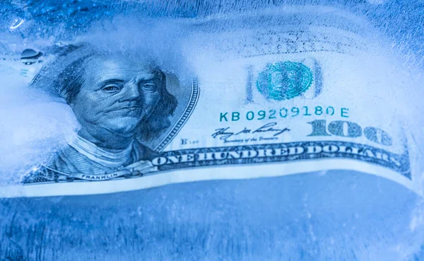 100 Dollars Congelés Sous Une Couche Glace Des Fins Conception — Photo