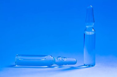İğne için cam tıbbi ampuller. Aşı, ilaç, kolajen, vitamin ve temiz sıvı içeren ampuller.