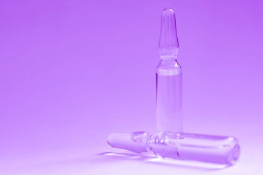 İğne için cam tıbbi ampuller. Aşı, ilaç, kolajen, vitamin ve temiz sıvı içeren ampuller.